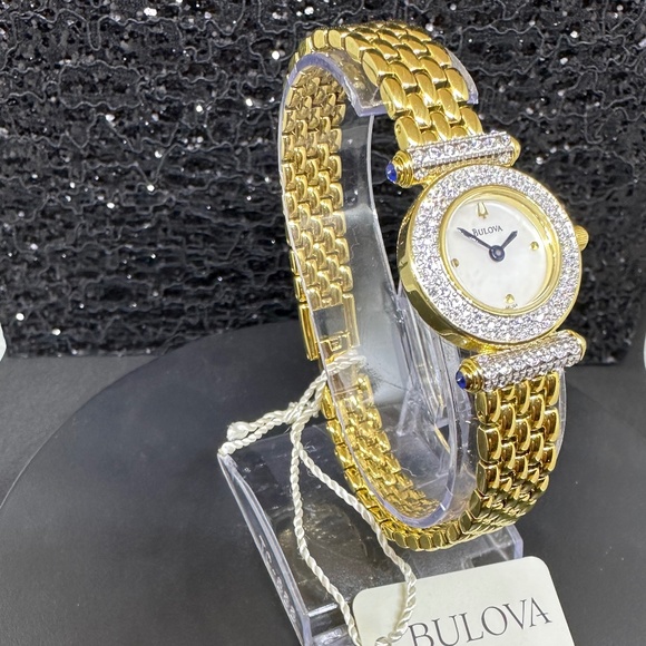 Women's (NWT) Mother-of-Pearl Face w/Crystal Bezel on a Gold Watch - Picture 4 of 5